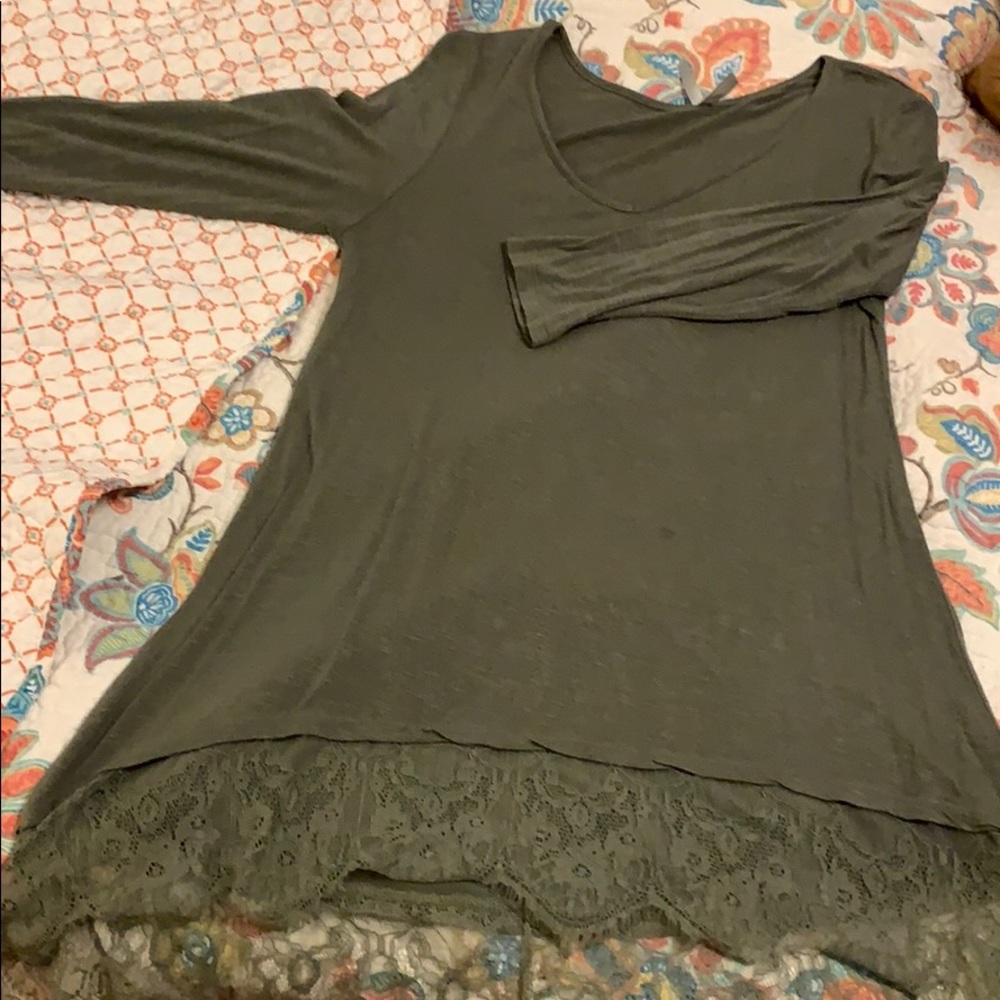 Army green quarter length sleeve flowy top